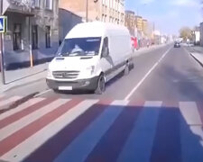 Мікроавтобус на повному ходу збив дівчину: з'явилося відео моменту ДТП