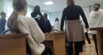 "Слава Украине": в Крыму школьница демонстративно  отказалась петь российский гимн, на нее пожаловались