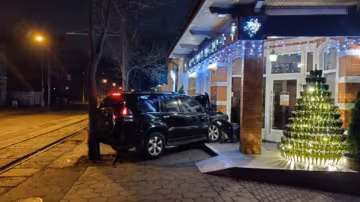 "Захотелось вина?": водитель на джипе влетел в витрину магазина в Одессе, кадры происходящего
