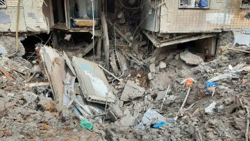 "Разрушены перекрытия между всеми этажами": появились кадры с последствиями обстрела в Харькове