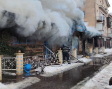 Масштабний вогонь знищив популярний ресторан у центрі Кривого Рогу: відео наслідків