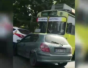 Троллейбус с пассажирами угодил в тройное ДТП в Одессе, есть пострадавшие: кадры аварии