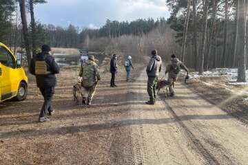 Пішла за мамою в ліс: на пошуки 4-річної Віки підняли спецназівців і патрульних