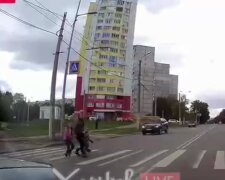Водій вискочив на перехід, на якому йшла жінка з двома дітьми: відео з реєстратора