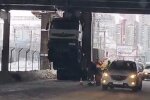 В Киеве самосвал протаранил мост, ликвидация аварии длится третий час: "врезался в путепровод и повис на..."