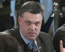 Ukrainian opposition leaders Tyagnibok, Yatsenyuk and Klitschko sit in front of President Yanukovich