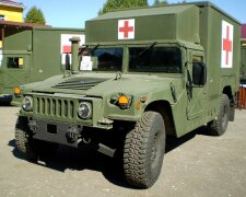 Американские военные привезли в АТО реанимобили (фото)
