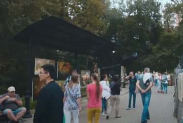 В Киеве из-под брусчатки забили "фонтаны": появились кадры ЧП