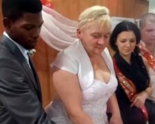 52-річна жінка вийшла заміж за африканця і народила йому близнюків: фото щасливої родини