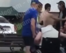 Чоловік раптово встав з інвалідного крісла заради бійки: кадри "дива" на Київщині