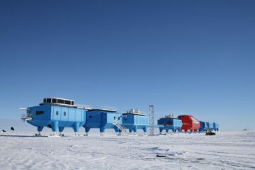 Halley-VI-Research-Station-modules-at-the-old-site-736×491