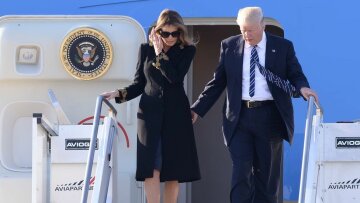 Трамп с супругой на трапе самолета