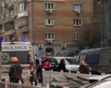 ЧП на стройке в Киеве, срочно примчалась помощь: "пытаются спасти, но шансов мало"