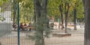 "Вогкість, вітер, а діти сидять на вулиці": харківські діти через карантин навчаються у дворі, фото