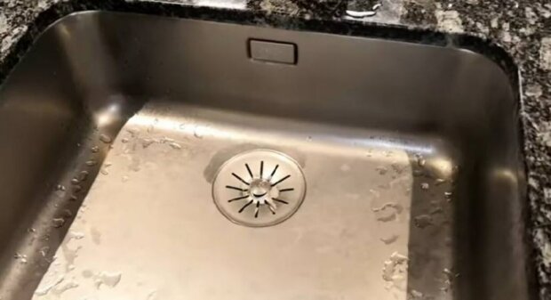 Як швидко відмити раковину від вапняного нальоту: бюджетні засоби, які є на кожній кухні
