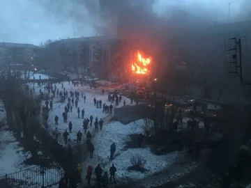 Взрыв прогремел в жилом доме в РФ, квартиры с людьми в огне: жуткие кадры и подробности