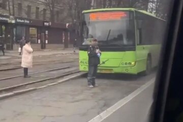 Автобус збив жінку в Дніпрі: з'явилося відео трагедії
