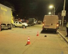 Водитель на Peugeot сбил пешехода, мужчина подлетел от удара в воздух: кадры с места ДТП в Киеве
