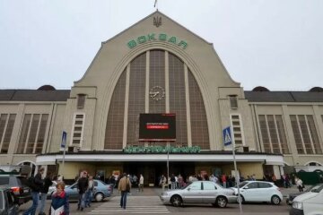 Термінова евакуація почалася на київському вокзалі, з'їхалися вибухотехніки: перші подробиці