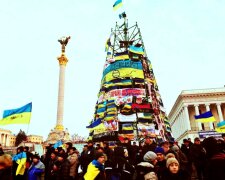 Янукович ставив ялинку: під вікнами Зеленського залили ковзанку, українці розкусили хитрий план