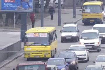 Киевляне показали "работу" общественного транспорта во время карантина: "смог сесть только в 11-й автобус"