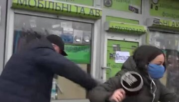 В Киеве на журналистку напали в прямом эфире, видео: неадеквату грозит до 5 лет тюрьмы