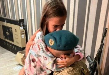 Боєць ЗСУ вперше з 24 лютого обійняв маленьку доньку: "Це дуже зворушливий момент"