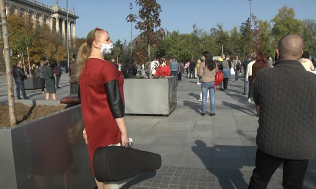 украинцы в масках, осень, зарплата, выплаты, скрин