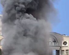 в Киеве поднимается черный столб дыма