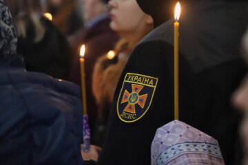 Сотні людей прощаються з рятувальником-героєм в Одесі: кадри з церемонії пробирають до сліз