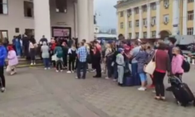 У Києві паралізовано метро, фото: "сотні людей не можуть..."