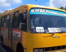 Одесская маршрутка развалилась на ходу, задев авто: "ехал по встречке"