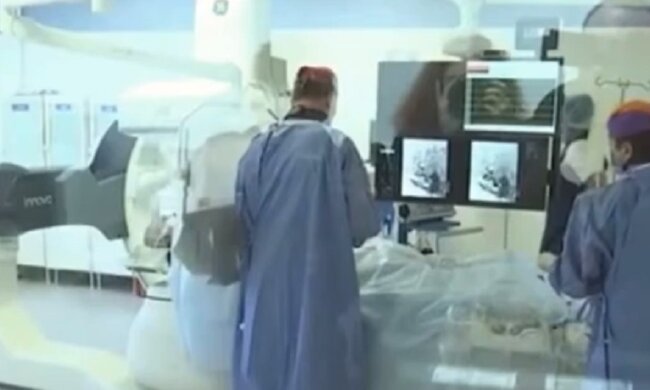 У Дніпрі рятують пораненого на Донбасі бійця ЗСУ, відео: "осколки потрапили в очі"