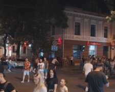 Толпы отдыхающих заполонили Одессу, полиция вышла на "охоту": кого проверяют в первую очередь, кадры