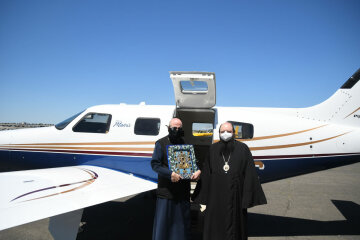 "Треба з портретом Путіна літати": священик РПЦ вирішив врятувати Нью-Йорк від епідемії, кадри