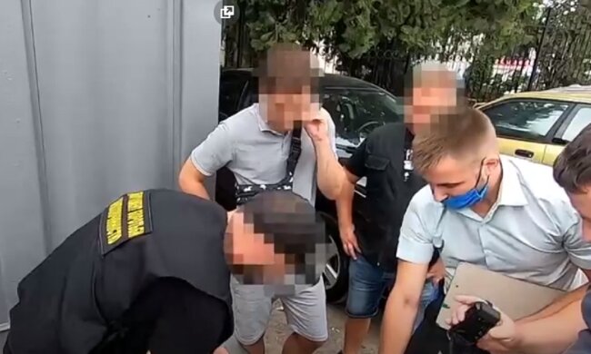 В Одессе мужчине грозит 12 лет тюрьмы за посылку на почте, видео: "попросили знакомые"