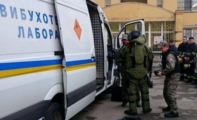 У центр Києва з'їхалися кінологи і поліція, людей терміново евакуюють: подробиці з місця НП