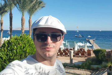 Притула показал фото жены с морского отдыха