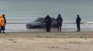 Автохам потрапив у пастку на пляжі в Одесі, кадри: "хотів під'їхати ближче до води"