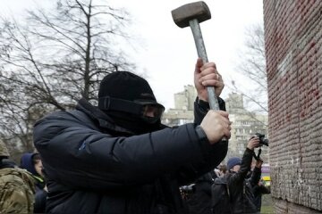 Перша ластівка: в Україні почали громити пам’ятники УПА