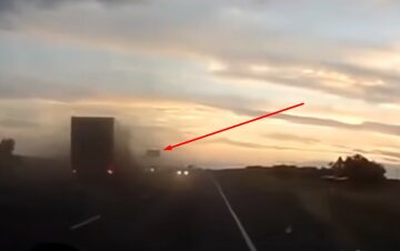 На Одеській трасі вантажівка на великій швидкості розвалилася на частини: моторошне відео з місця