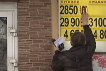 Доллар и гривна не на шутку схлестнутся в декабре: с каким курсом валют украинцы встретят Новый год