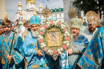 Віряни УПЦ святкують день Почаївської ікони Богородиці: "Просять про зцілення від смертельних захворювань"