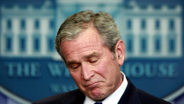 Соцсети высмеяли странное поведение Буша на инаугурации Трампа (фото)