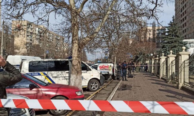 В суде Одессы захватили заложников и угрожают взорвать, съехались всё службы: кадры с места ЧП