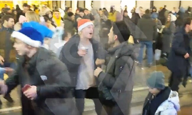 "Это их протест": в центре Москвы устроили странный праздник под Сердючку, видео