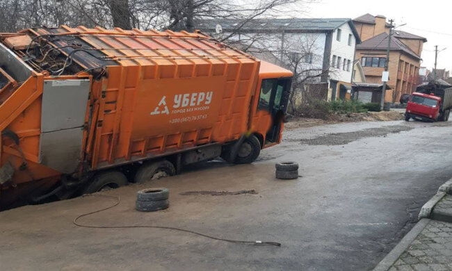 Сміттєвози провалилися під землю в Дніпрі: кадри події