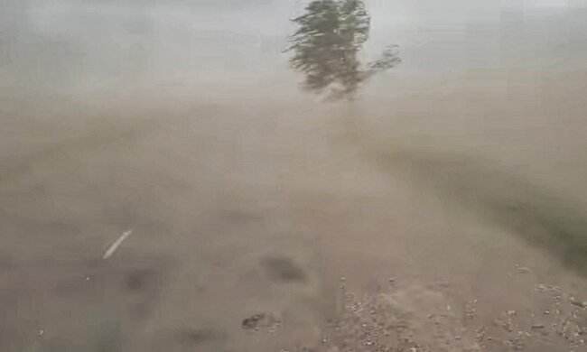 Аномальна буря обрушилася на Україну: з'явилися кадри з епіцентру, "як у пустелі..."