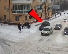 У Києві елітний позашляховик вилетів на тротуар: страшний момент потрапив на відео