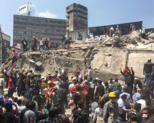 Десятки детей похоронило заживо землетрясение в Мексике (фото, видео)